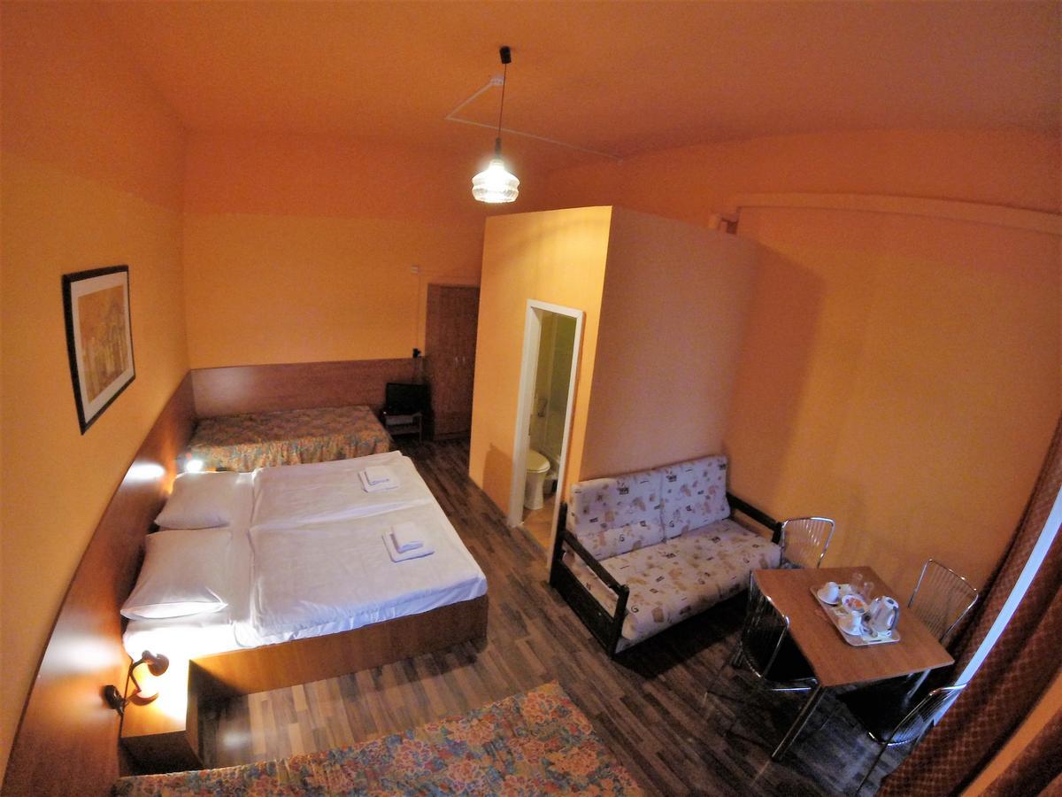 Madara Hotel 2*
